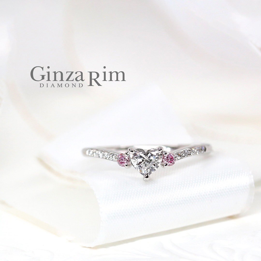 ginza_rim's tweet photo. ずっと思い描いていた、『 Heart &amp; Pink 』のリングでプロポーズ。
………………………………
婚約指輪　Thea／ティア
………………………………
@ginza_rim アカウントで、ピンクダイヤの婚約指輪をチェック

#ginzarim #銀座リム #エンゲージリング #婚約指輪 #ピンクダイヤモンド #ハートシェイプ https://t.co/mRd2Px9LFb