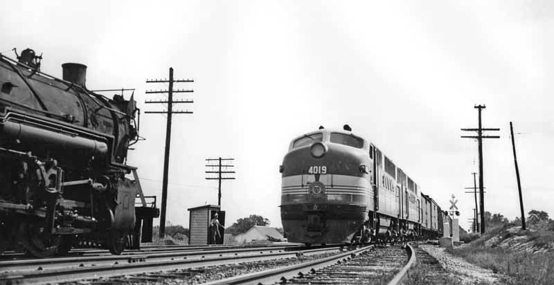 BeytienJoshua's tweet photo. Credit: Frank Ardrey collection 

#1940s #vintage #blackandwhitephotography #Steam #TRAIN #trains https://t.co/ct7gfjaxpK