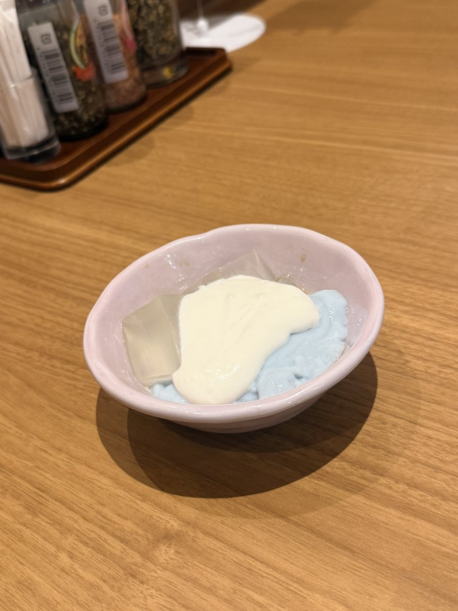 coach_tk's tweet photo. 初めて #ブロンコビリー 行ったけど、先日の #すたみな太郎 と同じく、身体に超悪そうなものが一番美味しかった😋（ラムネ味らしい、、、）
#水色のフルーチェみたいなやつ https://t.co/trP1oXKjgf