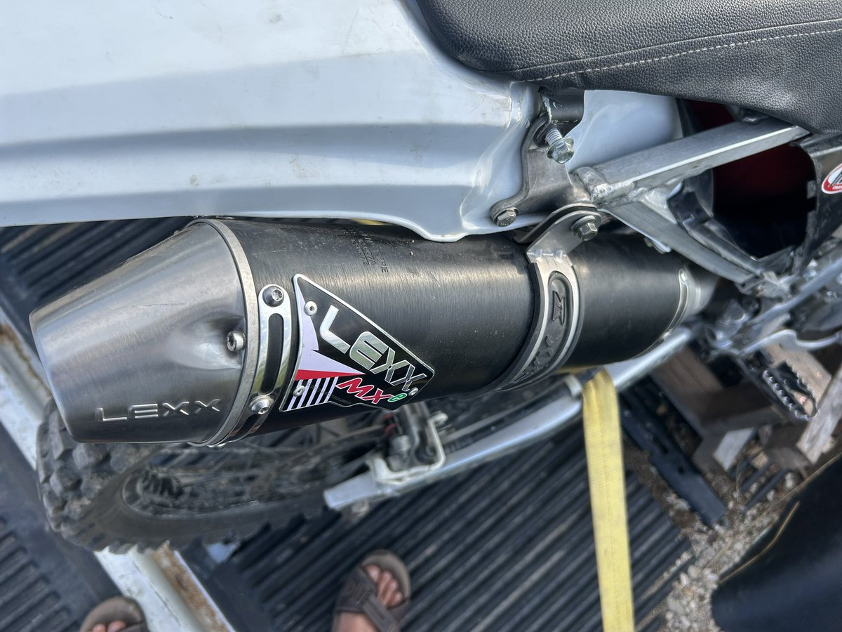 Canadian3DPrint's tweet photo. Could not resist a $1000 Honda CRF-450 of the 2006 flavor. Non-running condition but full of aftermarket goodies. Engine spins, seller says he can’t get it to start after parking it last year. Any guesses? https://t.co/6KA1zPlXvJ