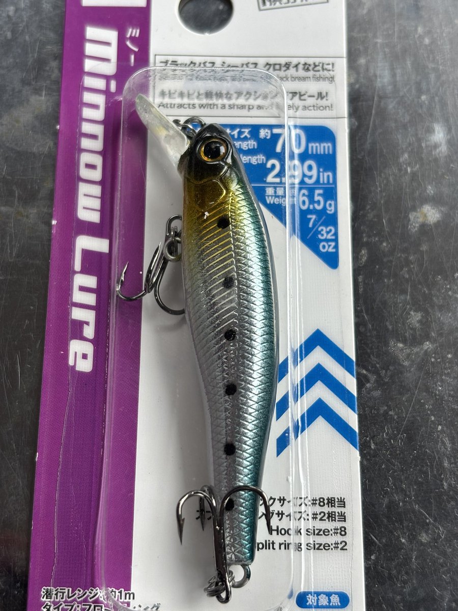 GIOS_FELUCA's tweet photo. ダイソーで
新しいルアーが売られていたので
買ってきました✋🏻

カラーは3種類

minnow lure

ボディサイズ70mm

ウエイト6.5g

赤金めっちゃ釣れそうじゃない？

使うのが
楽しみになりました😆

#ダイソー
#ダイソールアー
#ダイソーミノー
#百均ルアー https://t.co/Tn2I3eNjOM