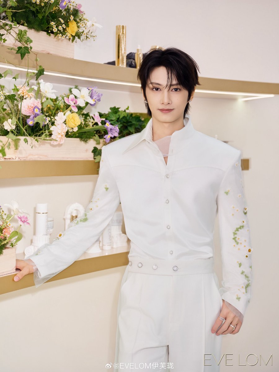 moontomeetyou's tweet photo. EVE LOM official weibo update with #JUN 💐🤍 https://t.co/xNs5XQdq5y