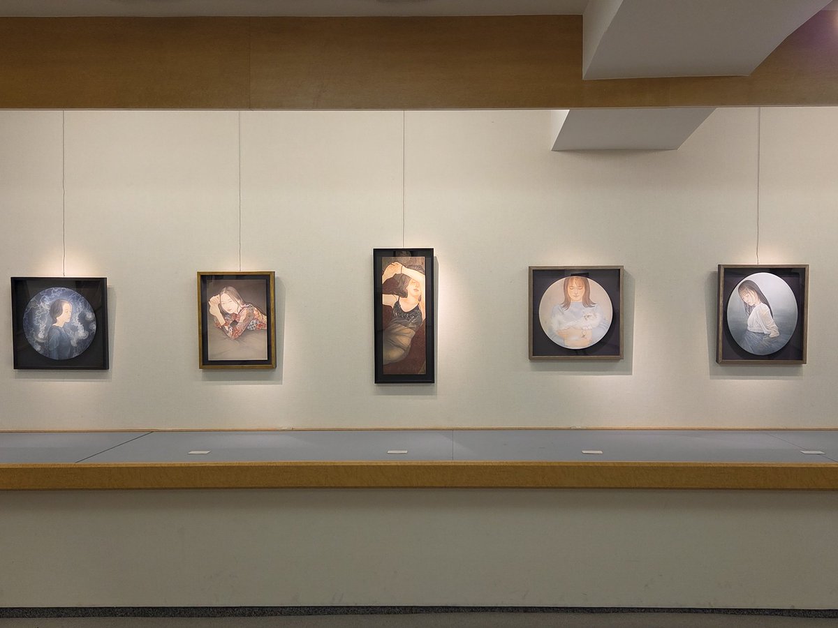 Anly19620402's tweet photo. 日本橋三越本店にて開催の下重ななみさん(@___f6600f)の個展｢金砂の熱風｣へ。
作品ひとつひとつの素晴らしさ、そして作品の多さに圧倒され言葉になりません🥹 https://t.co/PGHB6Dbfn7