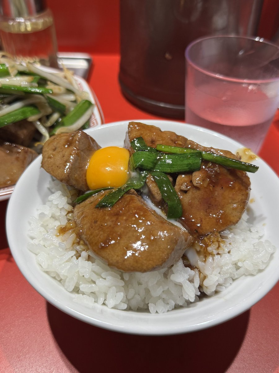 t_vilhelm's tweet photo. これはいいね。
レバ好きにはたまらない、もっちりブリンブリンのレバで作るレバニラ、甘辛な純レバ丼（例の純レバではない）。デカすぎて箸で持ち上げるのが大変なレベル。味が濃くてうまい！ https://t.co/USnW272ZXl
