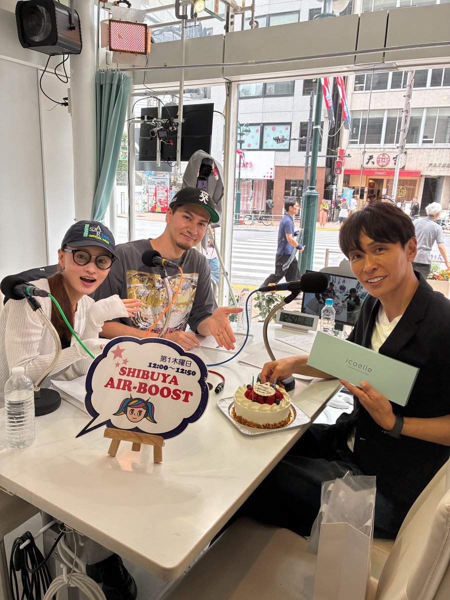 daiki46011538's tweet photo. 渋谷クロスFM
「SHIBUYA AIR BOOST」は7月からは
第二火曜18時からのゴールデンタイムに
お引越しとなりました！

引き続き観覧もできますから
応援してね！

先日は早めの誕生日🎂
二人からプレゼント🎁貰いました〜

#airboost
#shibuya
#joy さん
#mai さん
#大橋大記 https://t.co/h5NNOWSa10
