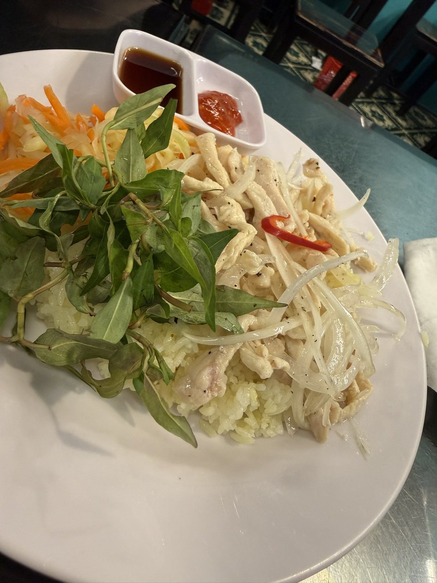 happytime0930's tweet photo. ホイアン一食めはBanh mi Sum
(バインミーサム)のバインミー。地元の人の集まる店らしいけど海外の人多かった。肉肉しいけど美味。夜はpho xua(フォースア）でホワイトローズ(もっちりワンタン系)とチキンのフォーとチキンライスを。呼び込みのご陽気おばちゃん可愛いし、フォーもチキンライスも絶品！ https://t.co/jOT6dO6TxF