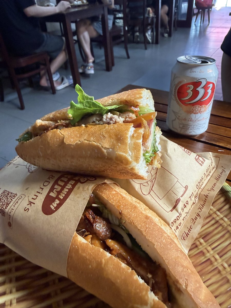 happytime0930's tweet photo. ホイアン一食めはBanh mi Sum
(バインミーサム)のバインミー。地元の人の集まる店らしいけど海外の人多かった。肉肉しいけど美味。夜はpho xua(フォースア）でホワイトローズ(もっちりワンタン系)とチキンのフォーとチキンライスを。呼び込みのご陽気おばちゃん可愛いし、フォーもチキンライスも絶品！ https://t.co/jOT6dO6TxF