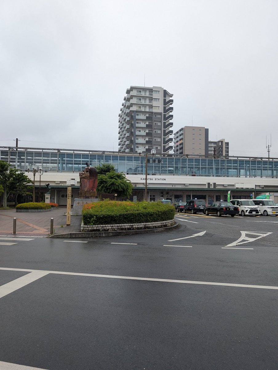 skun012's tweet photo. 帰省した相方くんと合流して、お互い来たことのない佐賀県へ。色々調べた結果、唐津で海鮮丼を食べようと言う事になりました。開店前に行ったのに既に2組待ちの人気店。出て来た刺身はどれもピカピカに光るくらい新鮮で、これは人気なのも納得！少し甘めの醤油も九州っぽくて◎ですね。 https://t.co/grr5mqstuF