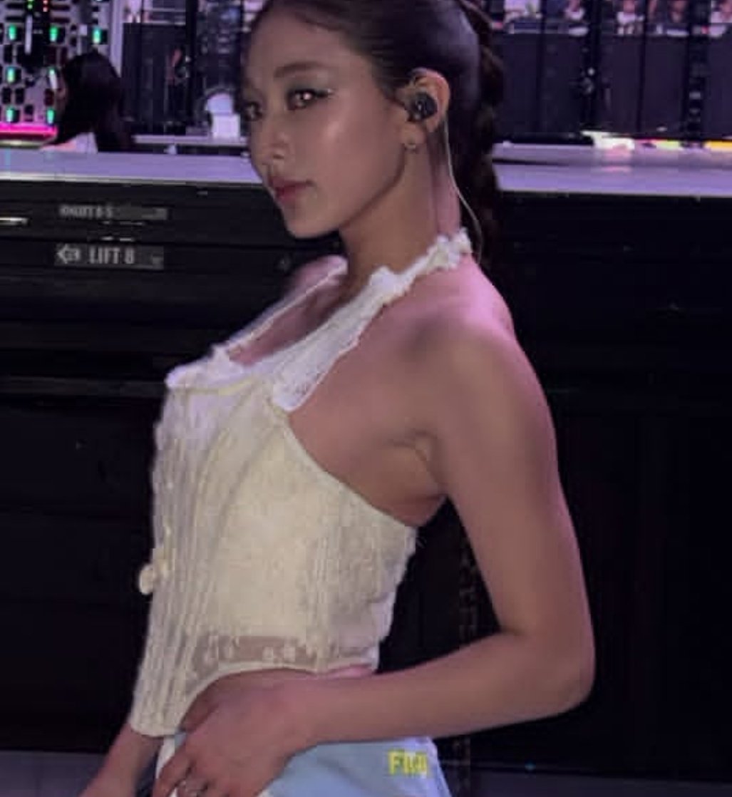 carlyraejihyo's tweet photo. the arms and shoulders and traps... I'm shaking Jihyo https://t.co/haD8FZSDaO