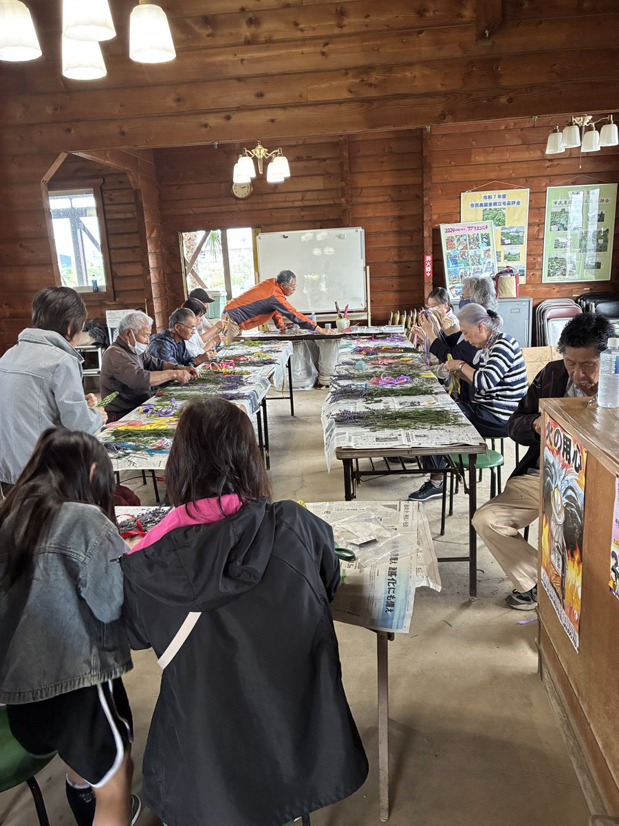 agripark_wako's tweet photo. 市民農園でラベンダースティック作りの講習会がありました。増田充子先生指導のもと、15名参加し、良い香りで楽しい時間を過ごしました。晴天時（雨天時は中止）のラベンダー摘み取りも解禁されています。お立ち寄りください。 https://t.co/FyQdXj4rG2