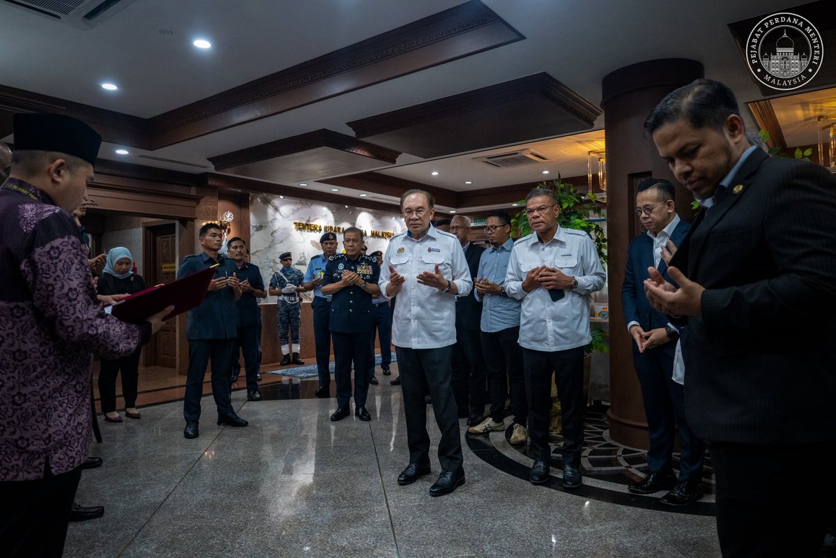 anwaribrahim's tweet photo. Berlepas ke Tokyo, Jepun tengah hari tadi bagi memulakan lawatan rasmi sehingga Rabu ini bagi mengetuai delegasi Malaysia dalam misi Diplomasi MADANI untuk memperkukuh kerjasama strategik dan keterjaminan tenaga negara tatkala dunia berdepan krisis bekalan dan tenaga global.

Insya-Allah saya akan mengadakan pertemuan dengan Perdana Menteri Jepun, Sanae Takaichi bagi membincangkan perkembangan hubungan dua hala serta merintis kerjasama baharu Malaysia-Jepun, khususnya dalam bidang ekonomi, pelaburan dan keterjaminan tenaga.

Saya juga akan menyampaikan ucaptama di Persidangan Antarabangsa Nikkei Ke-31: Future of Asia serta syarahan khas di Universiti Tokyo mengenai cabaran dan masa depan rantau ini dalam landskap global yang semakin mencabar.

Doakan agar misi kita dipermudah dan membawa hasil yang bermanfaat buat rakyat serta negara.

#MalaysiaMADANI 
#MADANIbekerja 
#YakinMADANI
#DiplomasiMADANI