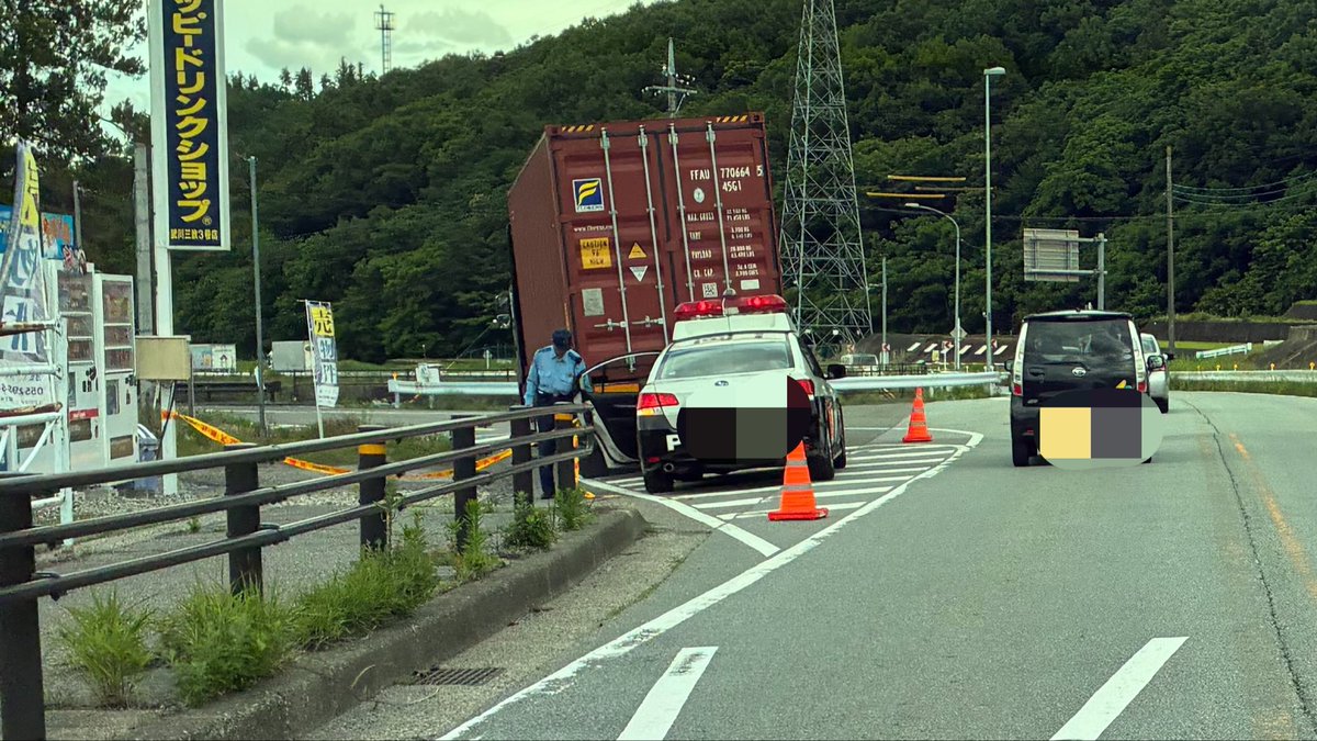 pure_director's tweet photo. 故障や事故っぽく無い上にドライバーが居なくて、規制テープ貼ってる…
何事⁉️ https://t.co/XJSithoXBm