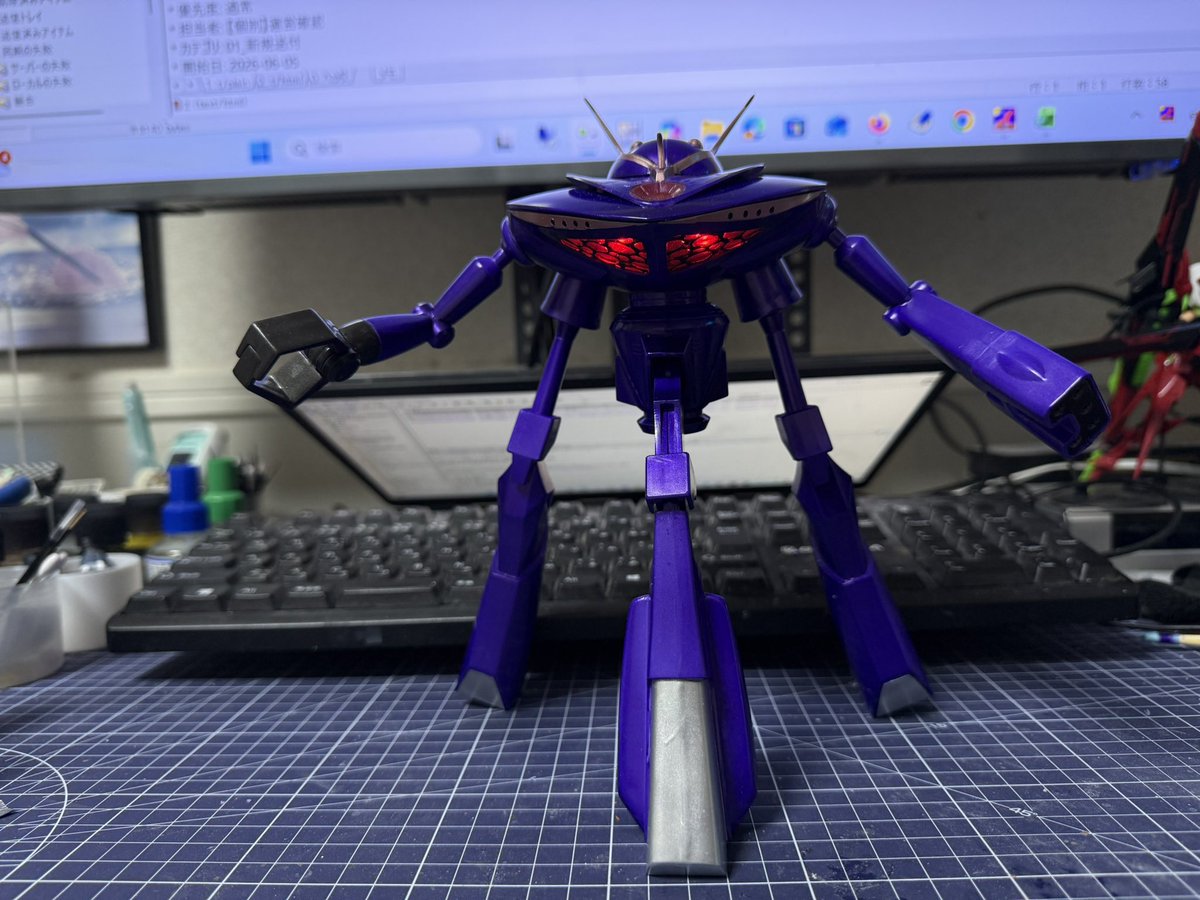 sol65111's tweet photo. 昼休み中に先週注文したアルミテープが届いたので遮光仕上げ。オリジナルの点滅回路とムギ球はオミットしてボタン電池で発光するLEDユニットと入れ替え。
当初はLEDユニットをネオジム磁石着脱式を想定していたらスイッチが磁石式だったので断念しテープで仮止め。ボタン電池ってどれくらい保つんだろう？