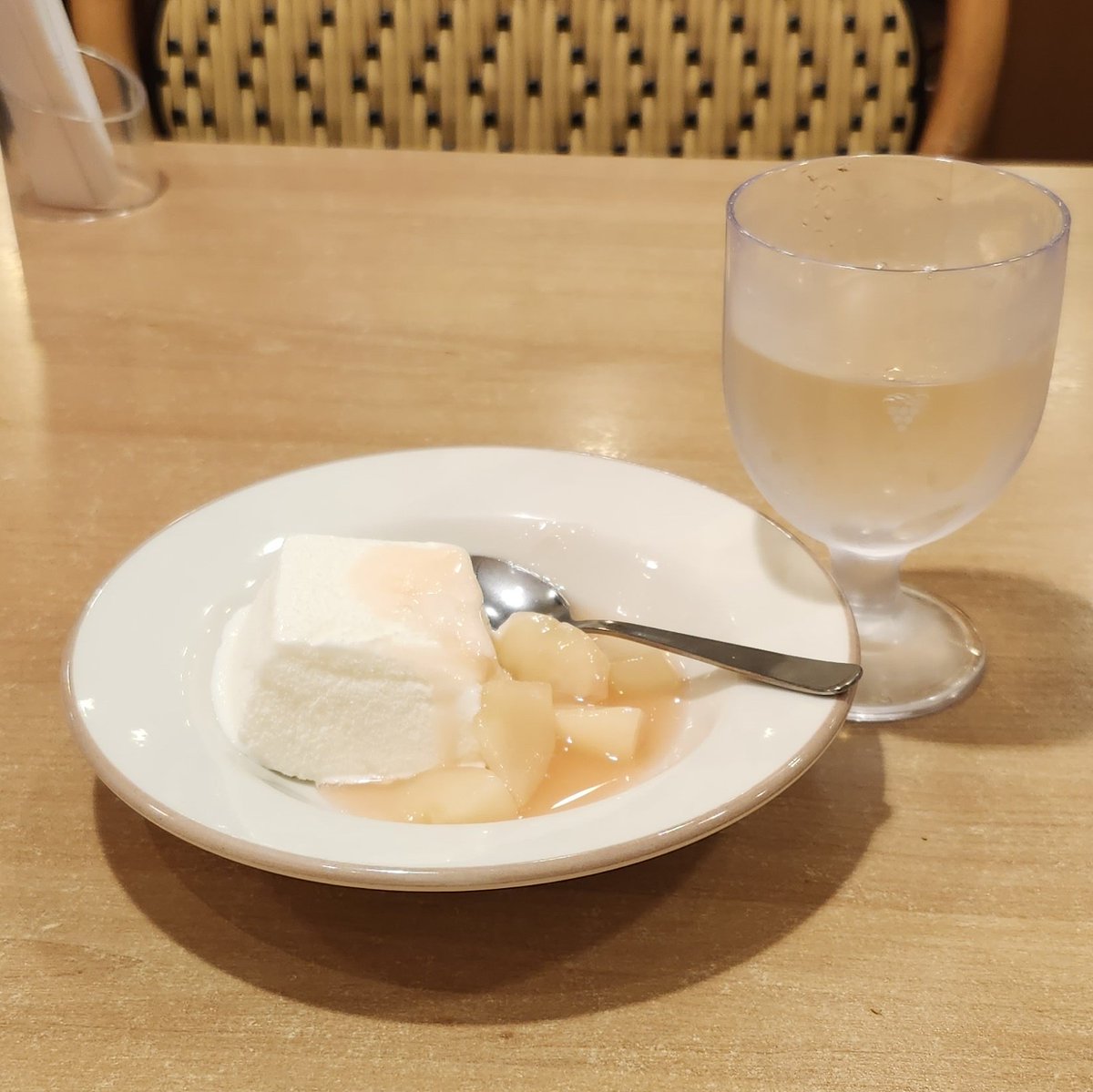 saizeriYapolice's tweet photo. ｢白桃ソースのミルクジェラート｣と｢白桃ソースのティラミス｣を忘れてた！！

ごめん！！！

ちなみにミルクジェラートのほうは、
カップバージョンと白桃ソース上がけバージョンがあります。

カップバージョンは容器が丸いので｢国産ミルクジェラート｣になります。

店舗限定です。
#サイゼリヤ https://t.co/s2UjWAl3wH