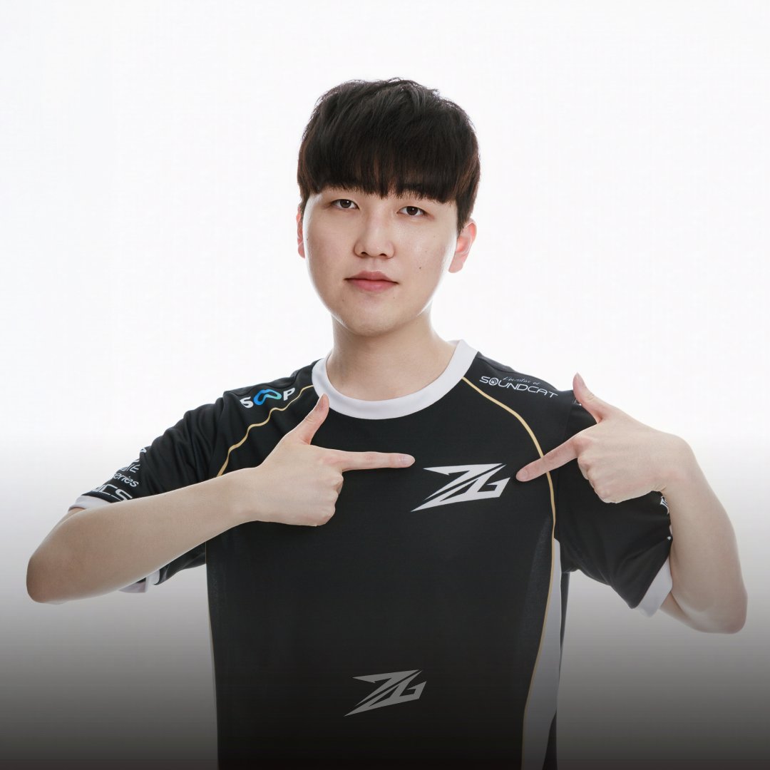 ZANSIDEGAMING's tweet photo. [𝟐𝟎𝟐𝟔, 𝐓𝐇𝐈𝐒 𝐈𝐒 𝐙𝐀𝐍𝐒𝐈𝐃𝐄]
로데 잔사이드 게이밍의 STAGE 2 프로필 사진을 공개합니다📸
@mobugi2_ow @KarivOW @OW_Ado @ow_Ir1s

✨Join our Discord: https://t.co/UZIuCwFnco

#RØZEWIN #THISISZANSIDE #Overwatch #OWCS https://t.co/5y8kiADUmo