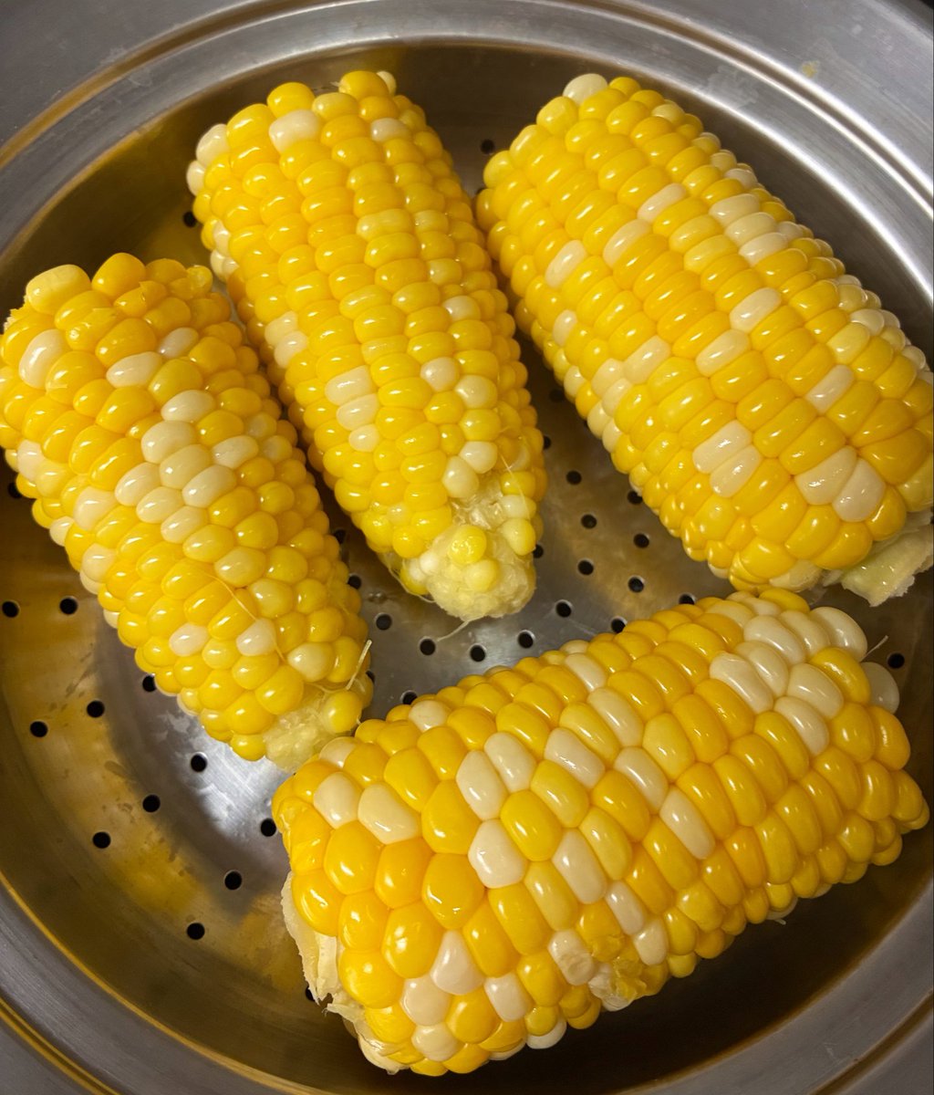 keep10koyuki's tweet photo. 山梨からとうもろこし🌽10本の贈り物

今年初のとうもろこし
ありがたく頂きました☺️
もう夏ですね〜

白と黄色のツートーンの実はすごく甘くて美味しい❣️
品種は「ドルチェドリーム」
#とうもろこし https://t.co/YA8wYUsymQ