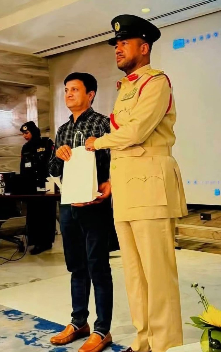 RaihanRaju2026's tweet photo. দুবাই এয়ারপোর্টে কাজ করা বাংলাদেশি রুকন উদ্দিন সততার অনন্য দৃষ্টান্ত স্থাপন করেছেন। রাস্তা থেকে পাওয়া ১৯ হাজার দিরহাম সরাসরি পুলিশের কাছে জমা দিয়ে তিনি অর্জন করেছেন দুবাই পুলিশের সম্মাননা। 🇧🇩🇦🇪
#Honesty #Bangladesh #DubaiPolice #GoodExample https://t.co/SzYZ1HsA7D