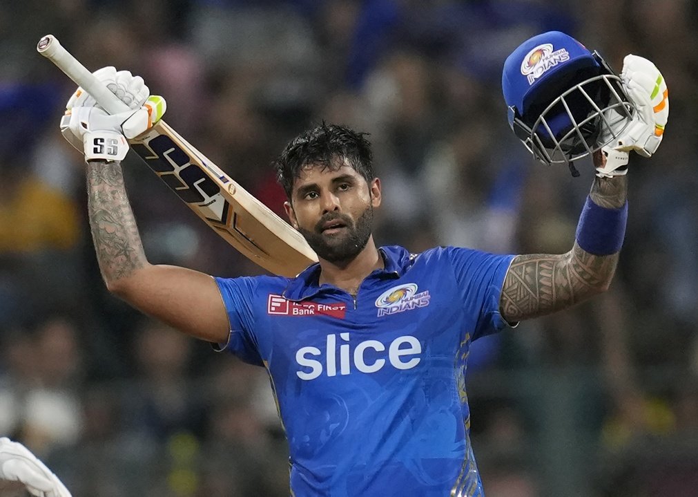LoyalSachinFan's tweet photo. Surya Kumar Yadav has followed Mumbai Indians again on Instagram. The drama ends... for now. https://t.co/gsII5iAOIa