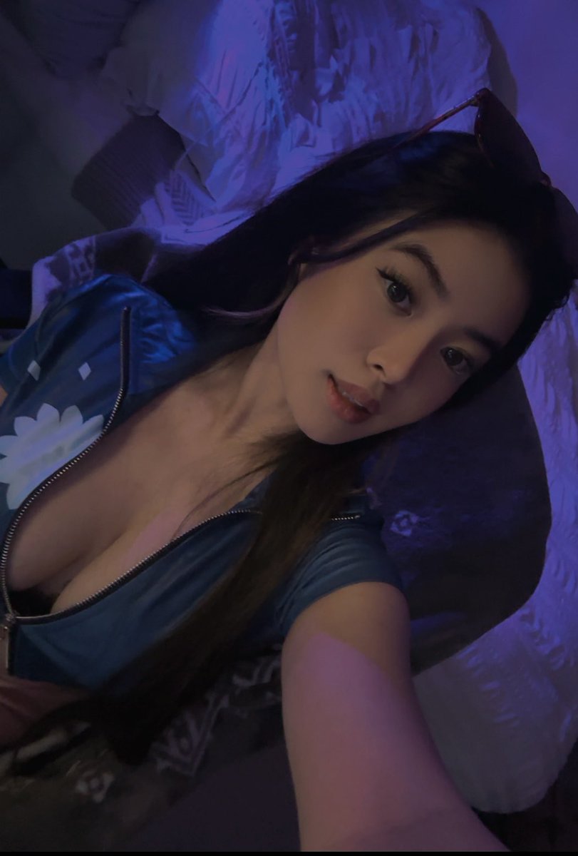 heyitzmiks's tweet photo. Babe can we watch one piece? https://t.co/bmtBk015fJ