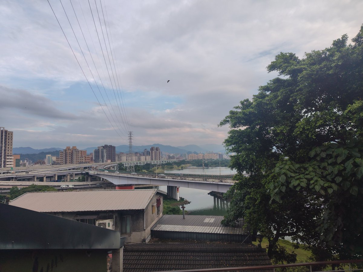 choco_galU's tweet photo. 台湾滞在記🇹🇼

宝蔵巌国際芸術村という一帯へ。
ここはアーティストインレジデンスの場となっているらしい。

一帯はアスレチックのように階段が多く、歪で無骨な印象を受ける道のりや立ち並ぶ建物たち。
このインスタレーション展示そのものも良かったんだけど、この場全体の雰囲気が良かったです。 https://t.co/IjyvyGoUwH