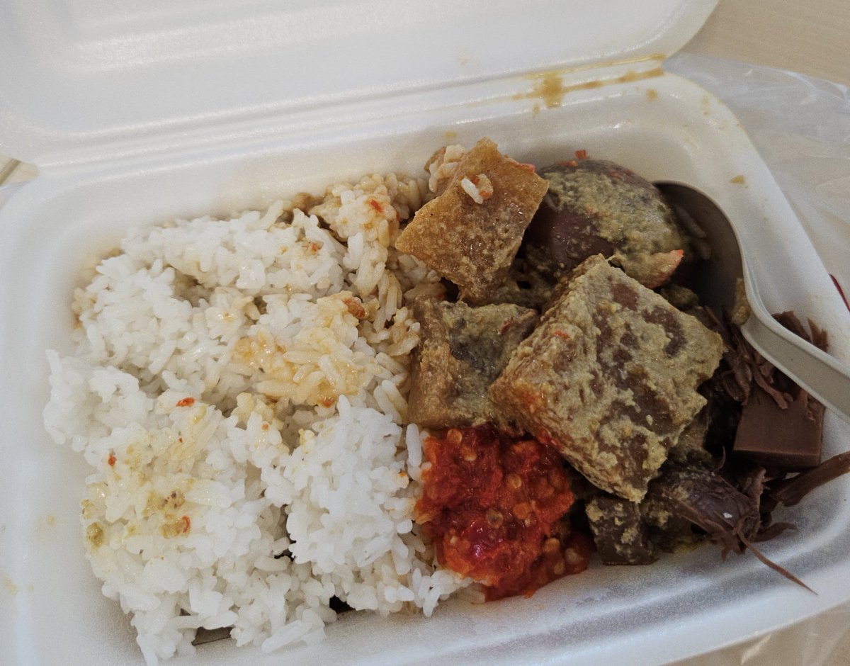 Pbalikk's tweet photo. Yg mau makan siang selamat makan ya, yg belum semoga waktunya banyak untuk makan siang.

Ada yg bisa nebak berapa harganya makanan ini? https://t.co/OlYys1JHVq