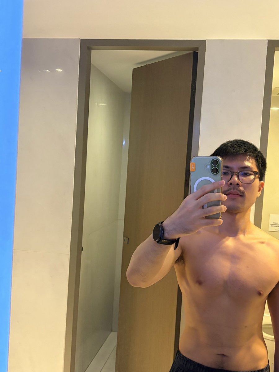 runoneonethree's tweet photo. 1st time gym            VS.                        now https://t.co/FHaW33EIus