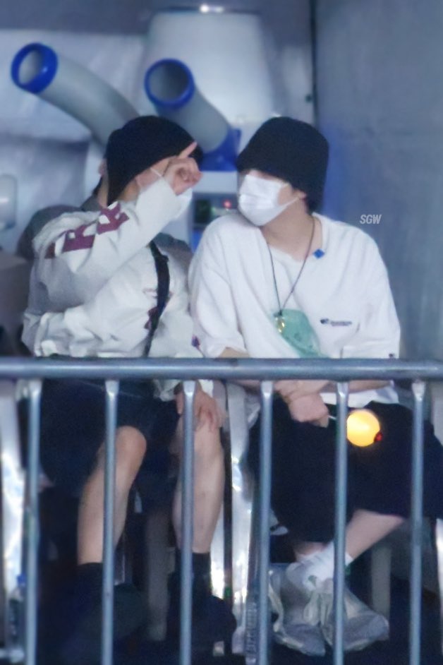 Minmin_44i's tweet photo. Are you saying that here they literally wear the same clothes from head to toe by chance?? and they're also neighbors!! If they didn't like it, they wouldn't go out in it. But here, I'm  sure they even wore the same clothes in one room, and they did it on purpose🙂‍↕️ https://t.co/MMupRlFuM4