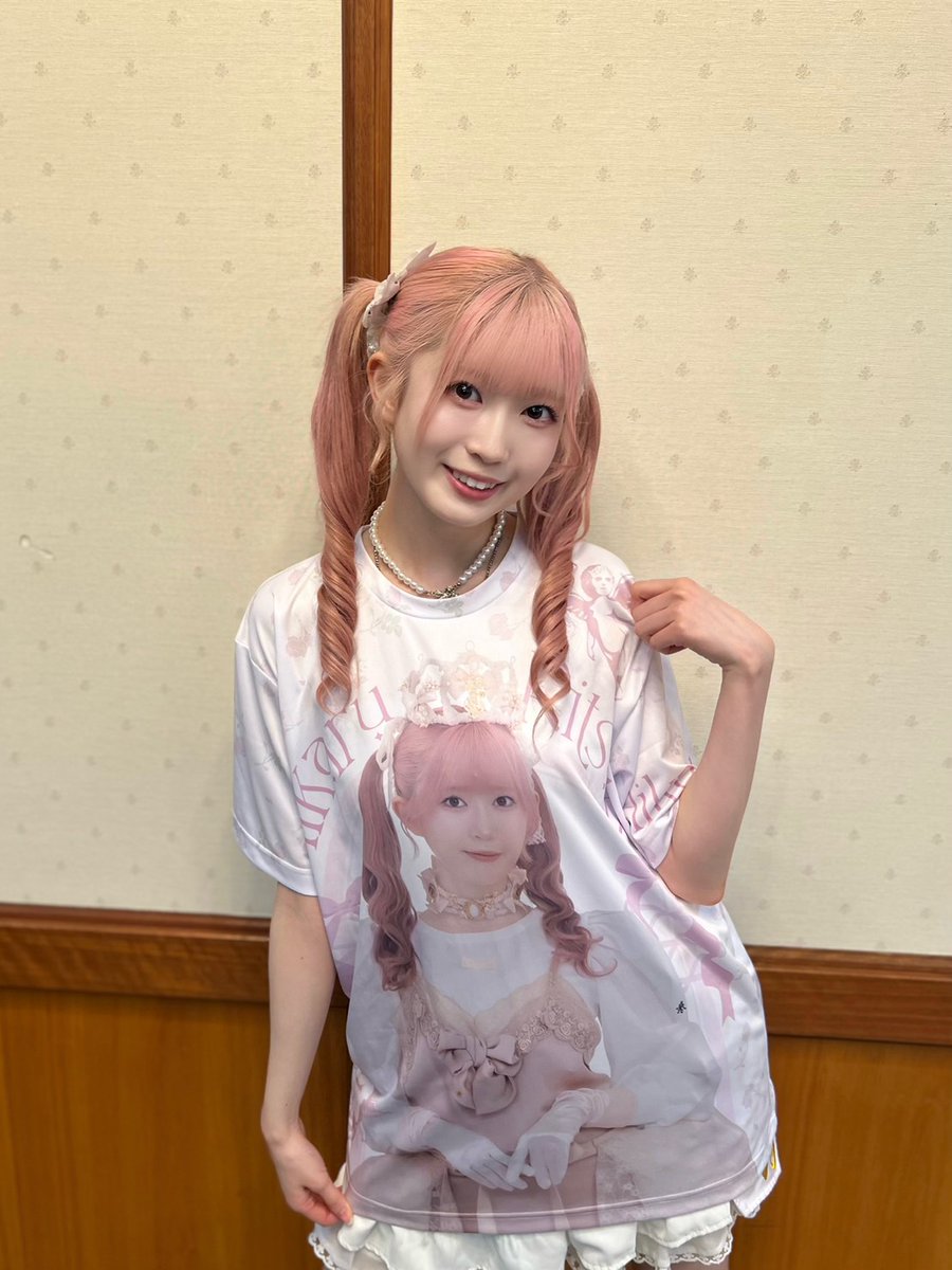 MAILIVIS's tweet photo. ＼本人着用カット公開📸／
#律月ひかる 生誕グッズの「るんちゃん大好き意思表示フルグラフィックTシャツ」が販売中✨
るんちゃんのこだわりがつまったデザインをぜひチェックしてください！
(本人着用サイズ：L)

🛒ご注文はこちら
https://t.co/RzcA1GBaba
#いぎなり東北産 https://t.co/nKOgfwylLX