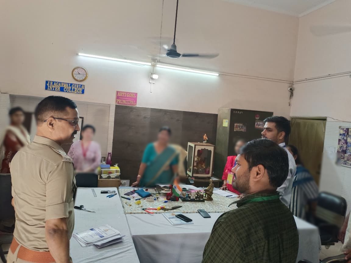 moradabadpolice's tweet photo. उत्तर प्रदेश पुलिस आरक्षी भर्ती परीक्षा-2026 के दृष्टिगत #SP_CITY @moradabadpolice द्वारा विभिन्न परीक्षा केन्द्रों का निरीक्षण कर सुरक्षा एवं अन्य व्यवस्थाओं का जायजा लिया गया। सभी व्यवस्थाएं सुव्यवस्थित पाई गईं, ड्यूटी पर तैनात पुलिस बल को आवश्यक दिशा-निर्देश दिए गए।
#UPPolice https://t.co/YwJkV3nApZ