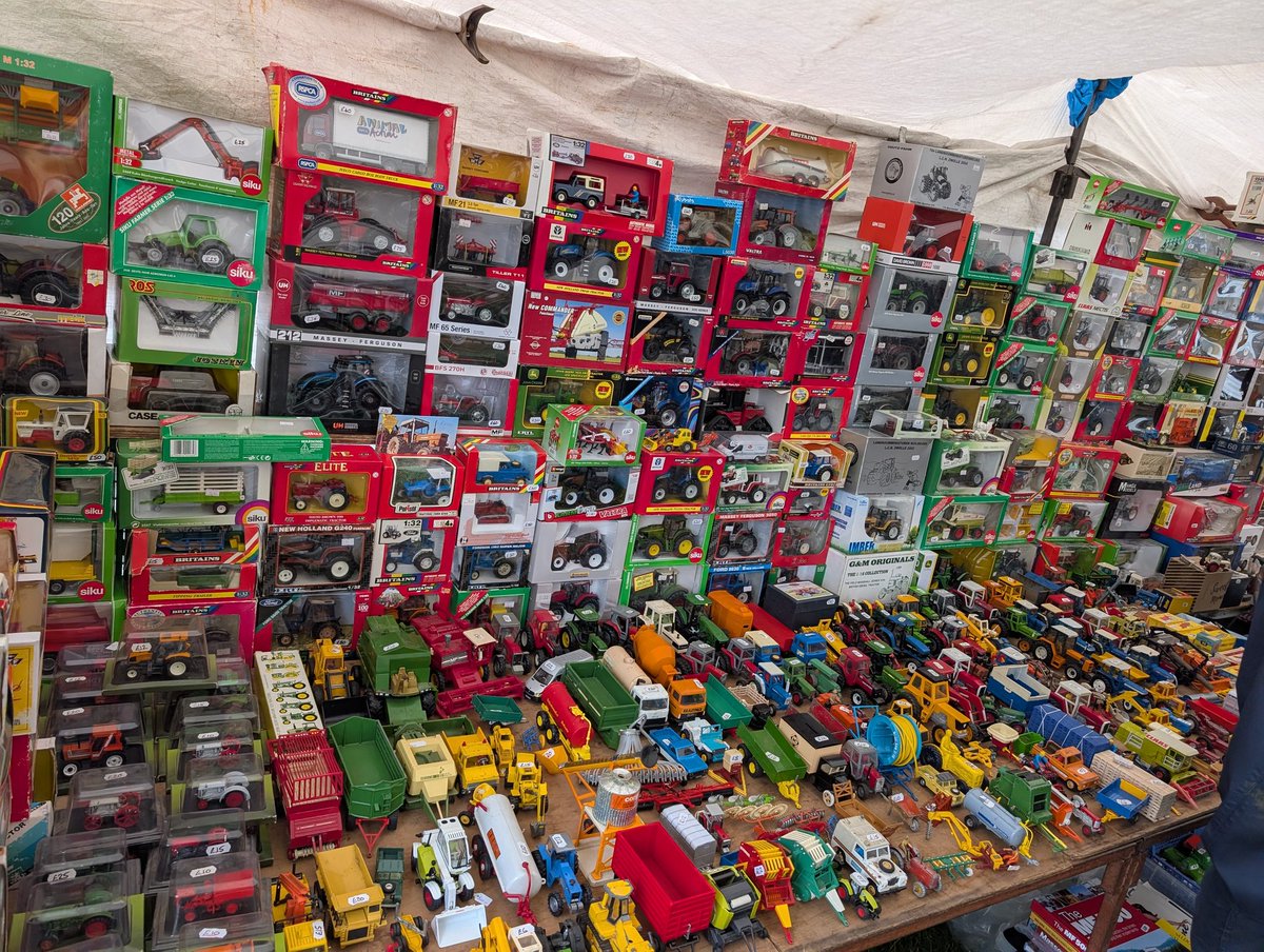 CarlsonTractor's tweet photo. Well, my phone seems to be cutting me off at two tweets a day.  Here are a few more pictures from the swap meet at Tractor Fest from Saturday. https://t.co/rad0GJfxFH