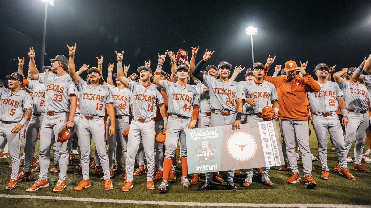 TexasBaseball's tweet photo. HOW BOUT THESE HORNS 🤘

#HookEm https://t.co/y5qTDBPNGq