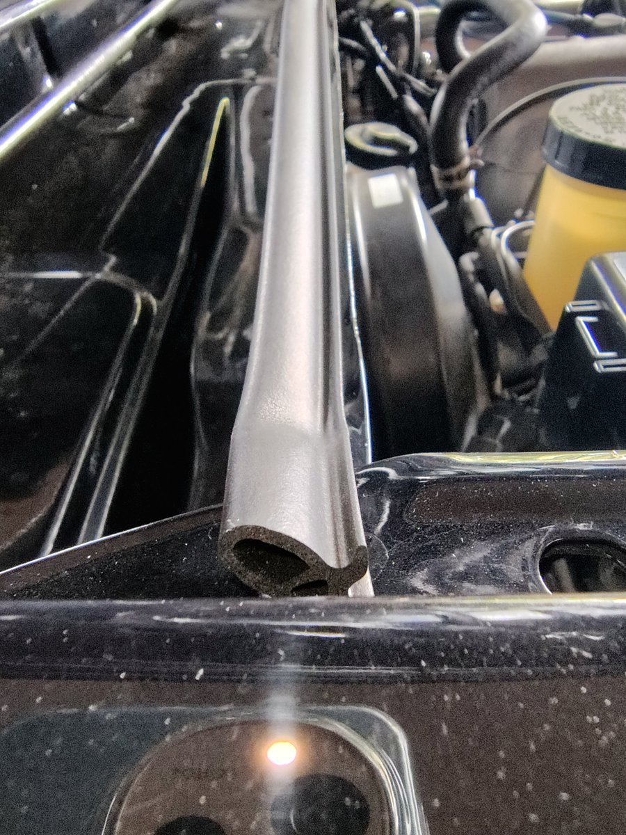 TakeNA6CE's tweet photo. NAロド識者の皆様にお願いです。
NAロードスター　ボンネットウェザーストリップの前後の正しい向きはこれで良いでしょうか。（または逆でしょうか）現在＝ひれが前（エンジン側）です。教えてくださいお願いします。 https://t.co/rxWq6npswf