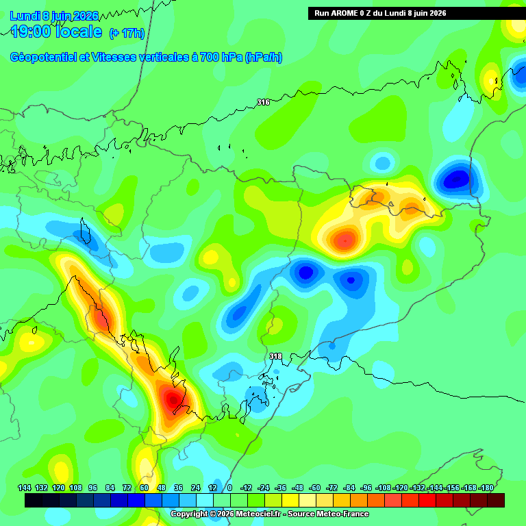 alexmegapc's tweet photo. Bon dia!!! Avui el termòmetre pujarà, i la calor sobretot la notarem al migdia, parlem que en molts punts les temperatures es mouran del 28-33 graus i fins i tot els 35 cap a la plana de Lleida i la vall de l'Ebre. Aquesta tarda s'activaran els ruixats sobretot sector més oriental del Pirineu, però al llarg de la matinada de dimarts apareixeran al Pirineu occidental, pel pas d'un front fred desgastat, que farà recular la temperatura de cara a dimarts, fins a normalitzar el mercuri de cara a dimecres. Dimarts al matí continuaran les precipitacions al Pirineu i força nuvolositat, meitat nord. #meteo
