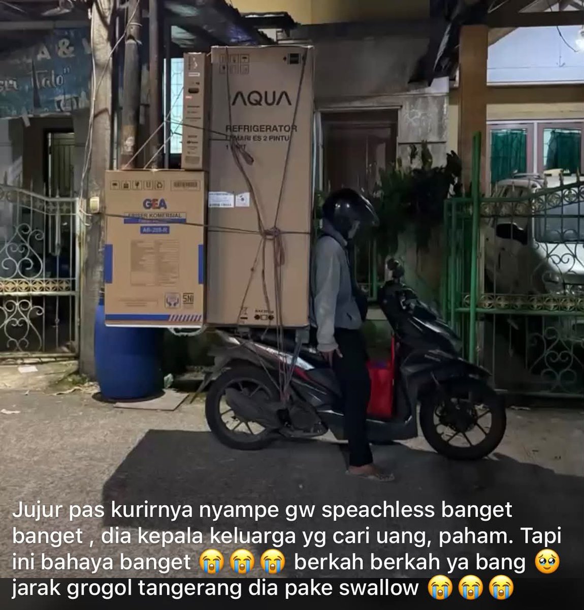 KapudS640's tweet photo. Pak, maksih ya udah anter kulkas aku jauh2 dari grogol ke tangerang. Walaupun kamu pulang aku nangis 🙂‍↔️

Aku bener2 ga espek bakalan dikirim pakai motor dan bawa 3 barang, bukan cuma 1 barang aku az. Pengiriman lama, ini bisa dimengerti karna abangnya jalan super pelan. 

Jadi menurutku ini ga efektif sama sekali. - aku udah chat seller komplen soal ini, tapi seller denial dan menganggap ini masih wajar dan biasa. Aku males debat 😂

Jadi aku post utas ini berharap kita sebagai buyer mungkin bisa pastikan dlu dikirim pakai apa pas beli elektonik.
Soal tips buat abangnya , aman ya kaka2 😂

cc:threadiita.bee