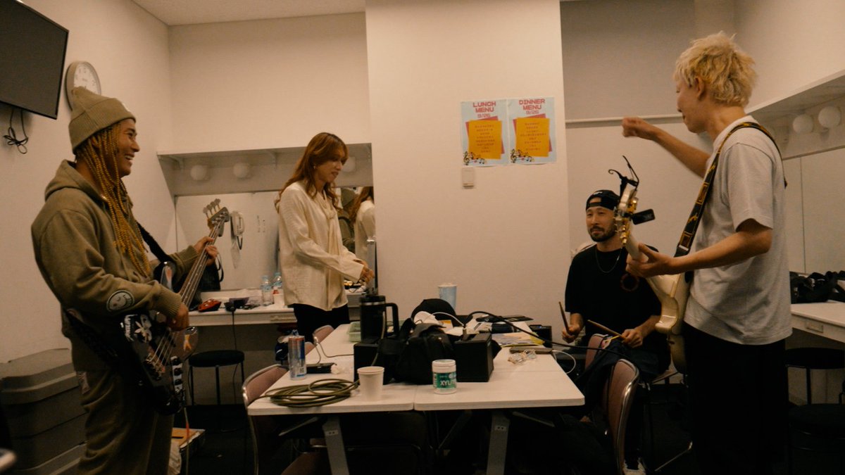 superbeaverfilm's tweet photo. 大ヒット上映中
#映画SUPERBEAVER現在地
(^•ω•^)〃{ 本作を企画した
岡田翔太（ｵｶﾀﾞｼｮｳﾀ）さんにも聞いてみた📝

岡田さんから伺った裏話を
数回に分けてお届けしていきます！

【𝐕𝐨𝐥.𝟏：メンバーに企画を伝えた時】

「もしSUPER BEAVERのメンバーに本気で断られたら制作は中止しよう。と、冗談ではなく本当に思っていたので、企画を伝える時は『皆なんて言うかなー？』といった心持ちでした。

私が今まで作ってきた”脚本のある映画”とは違い、”ドキュメンタリー映画”という性質上、若菜監督と考えた”現在地”という切り口に彼らがハモってくれるか？が全てだったので、メンバーが「面白い！」と言ってくれたのは嬉しかったです。

実は映画で使っているシーン直後にちょっとした意見の衝突もあったのですが(笑)彼らも覚悟を決めてこの企画を受け入れてくれて、とても印象深い良い一日でした。

#SUPERBEAVER