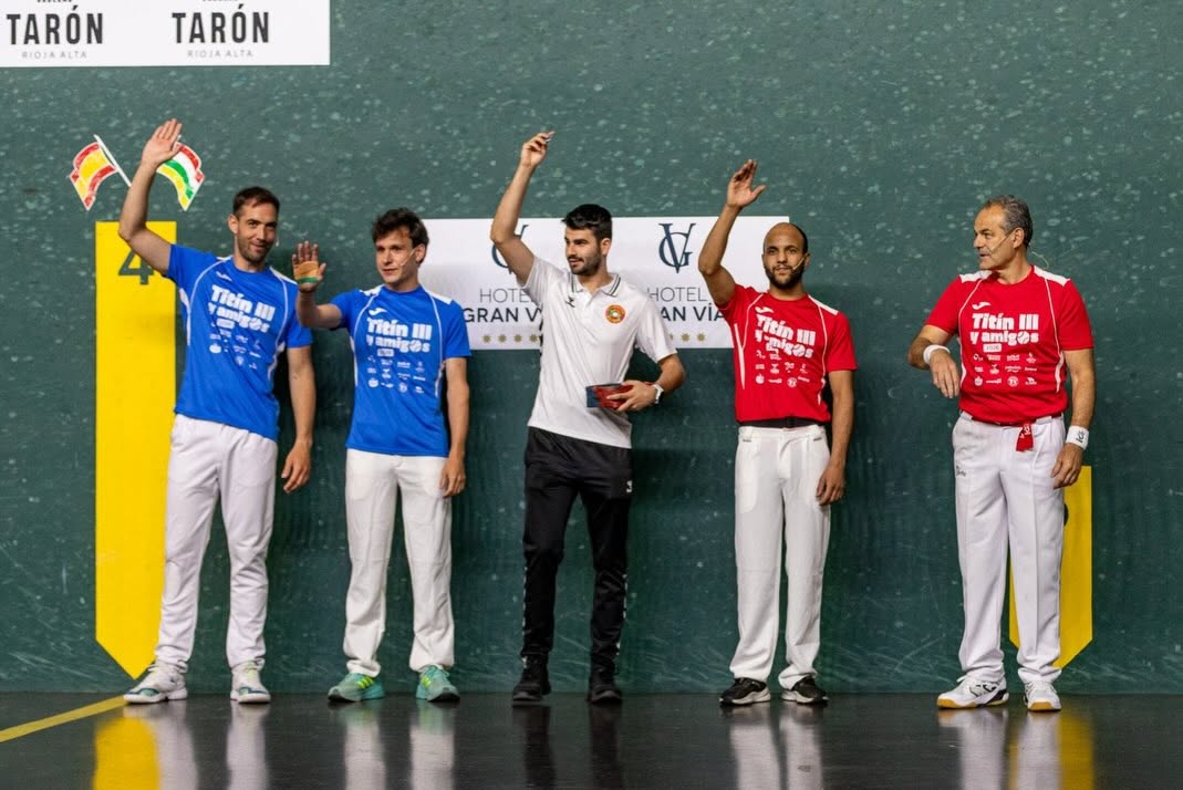 EuskoBox's tweet photo. #BOXEO #CHIMO #LARIOJA Va a disputar el campeonato de España del ligero, una de sus metas desde niño. Y este fin de semana fue uno de los protagonistas del evento benéfico #TitinIII y Amigos, donde la leyenda riojana de la  pelota recauda fondos contra la ELA.  Grandes!! https://t.co/k5eXklKfZp