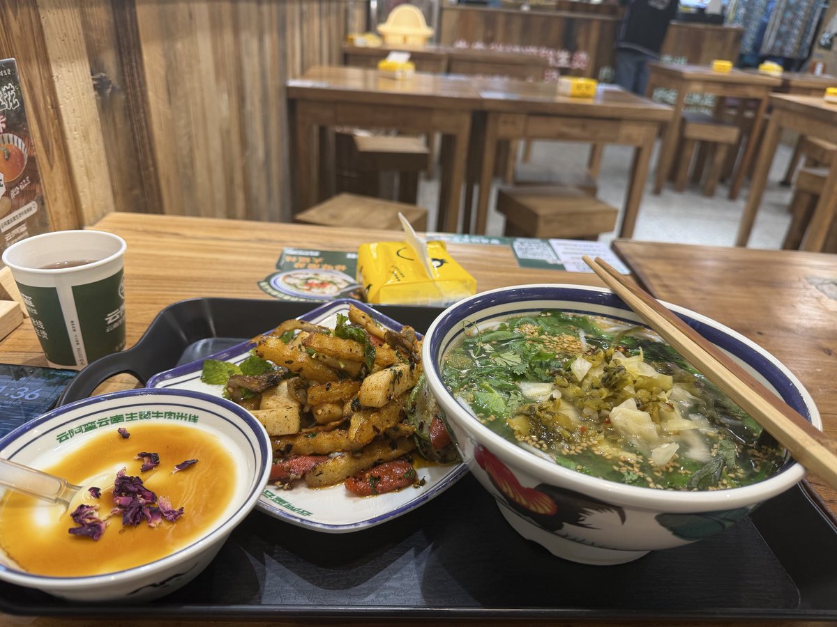 SuadYe's tweet photo. مرحباً، صباح الخير، ☀�� 🌿🍜 
اليوم كان غدائي في أحد المراكز التجارية في بكين.

اخترت طبقًا من شعيرية الأرز على الطريقة الخاصة بمقاطعة يوننان الصينية، ومع فطر يوننان الشهير، وخضروات مقلية، وحلوى خفيفة https://t.co/n0XD3qGozG