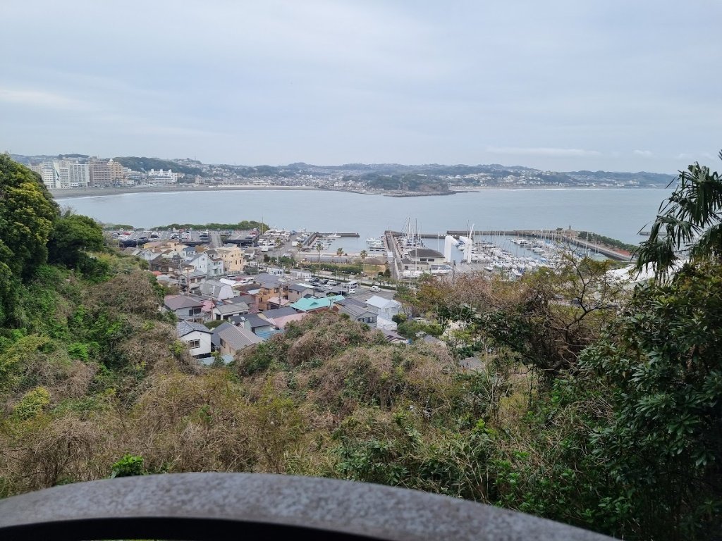 1201Polyak's tweet photo. One last look at the breathtaking coast from Enoshima before heading back to the station. 🌊 Walking across the bridge, framed by cherry blossoms, was the perfect farewell to this amazing day. Kamakura and Enoshima, you have my heart! 🌸⛩️🚄 https://t.co/9K1R0U5Ehq