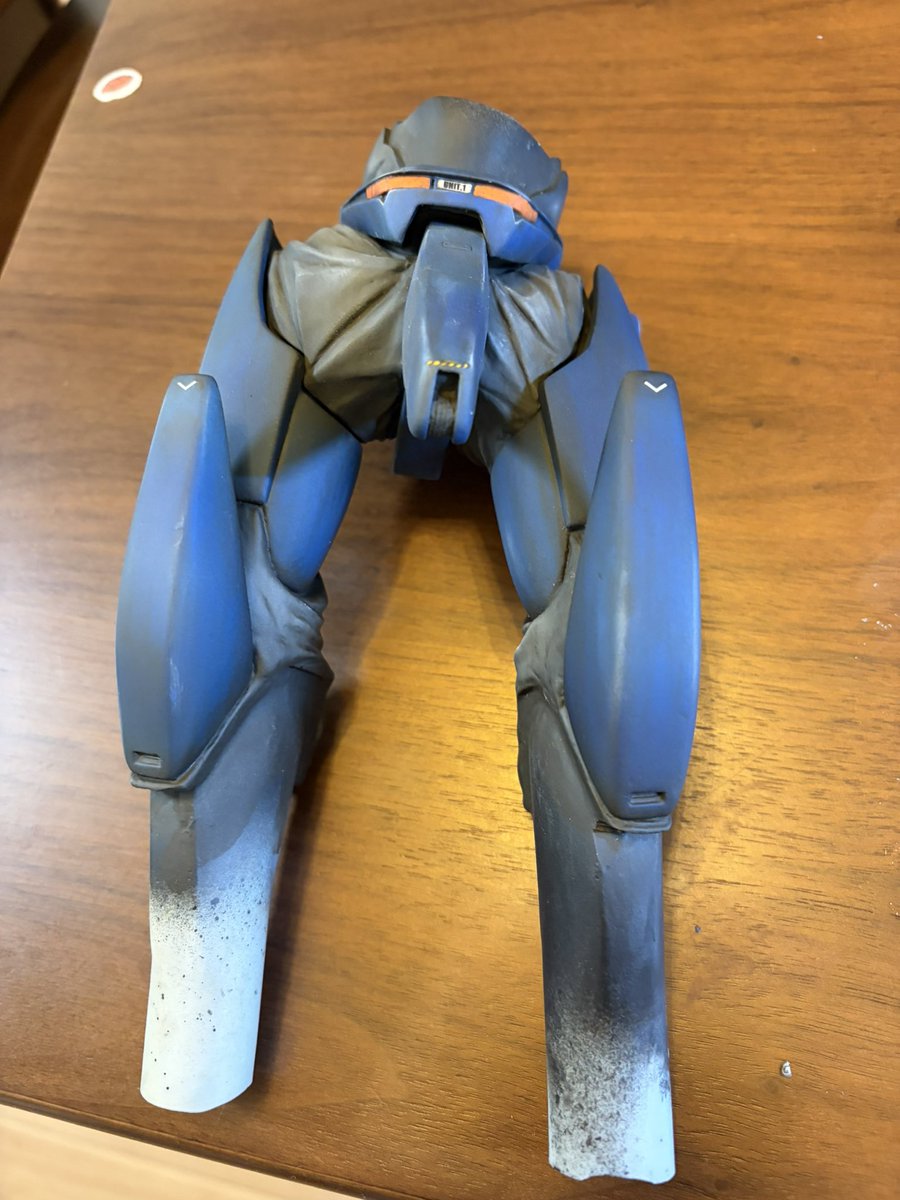 01a6116's tweet photo. 塗って完成でなんとなく放置していた青い零式を再開しています。あとは接着だけ。足は大きいので軸を刺すだけです。石膏を流すことになるかと
#パトレイバー 
#パトレイバー模型部 https://t.co/hKBvSVxQfo