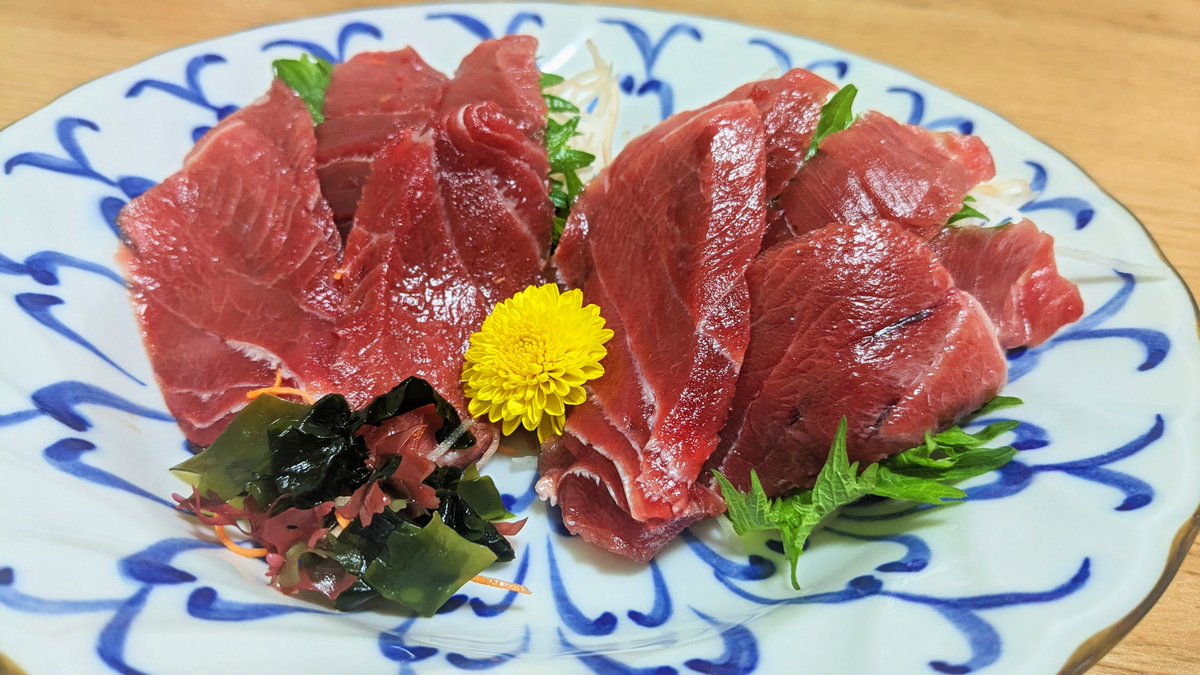 mizukimuseum's tweet photo. 境港は、全国有数のクロマグロの水揚げ量を誇る港町です。5月下旬ごろから、地元のスーパーなどには旬を迎えた生のマグロが並びます。なめらかな舌ざわりと豊かな旨味は、新鮮なマグロならではの魅力です。
#水木しげる記念館 にお越しの際には、ぜひ味わってみてください。 https://t.co/p2Q0hiJZ3x