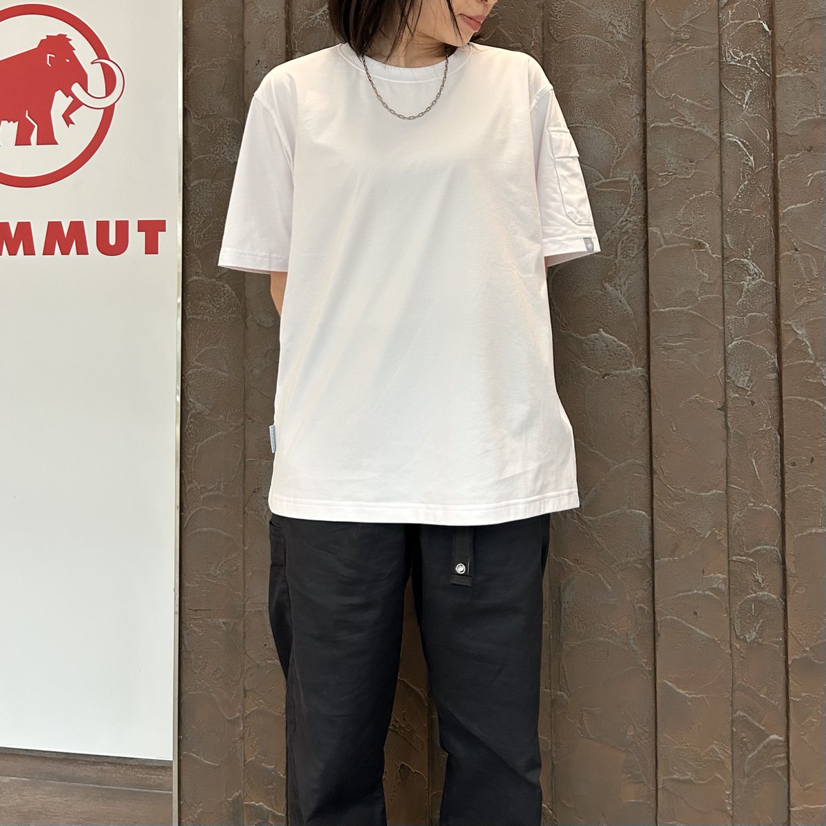 MAMMUT_JAPAN's tweet photo. 【丸の内店】 毎日が快適になる機能美 「Mammut Explore T-shirt AF」
ゆったりとした着心地ながら、無駄のないスイスデザインが魅力的！速乾力とUPF50+の性能を備え、暑い日の着用も快適です。左袖のポケットもさりげないアクセントに！シンプルコーデで夏のおしゃれを楽しんではいかがでしょう！ https://t.co/DEbWWJY8ST