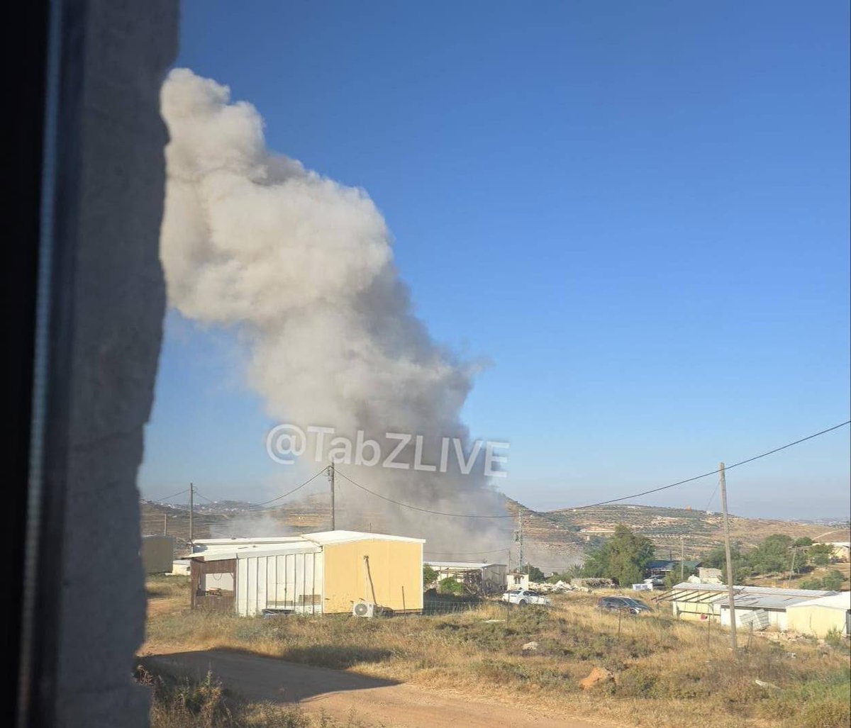 SoftWarNews's tweet photo. Israel membalas serangan Iran dengan menyerang kompleks petrokimia Karun pagi ini.

Sebagai tanggapan, Iran meluncurkan beberapa gelombang rudal terhadap ‘Israel’ dengan dampaknya.

Rekaman pertama: Karun
Sisanya: Dampak rudal Iran https://t.co/pxC6v4I5uB