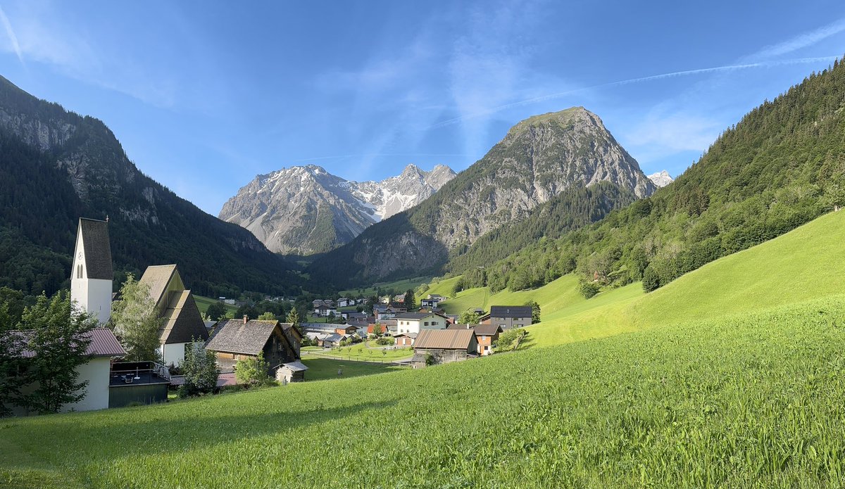 rowiro's tweet photo. Enjoying a few days off 😎 and hiking in the Austrian mountains 🏔️🇦🇹 with my three ladies 👩🏻👱🏼‍♀️🦊. https://t.co/EYpwVYc9OZ
