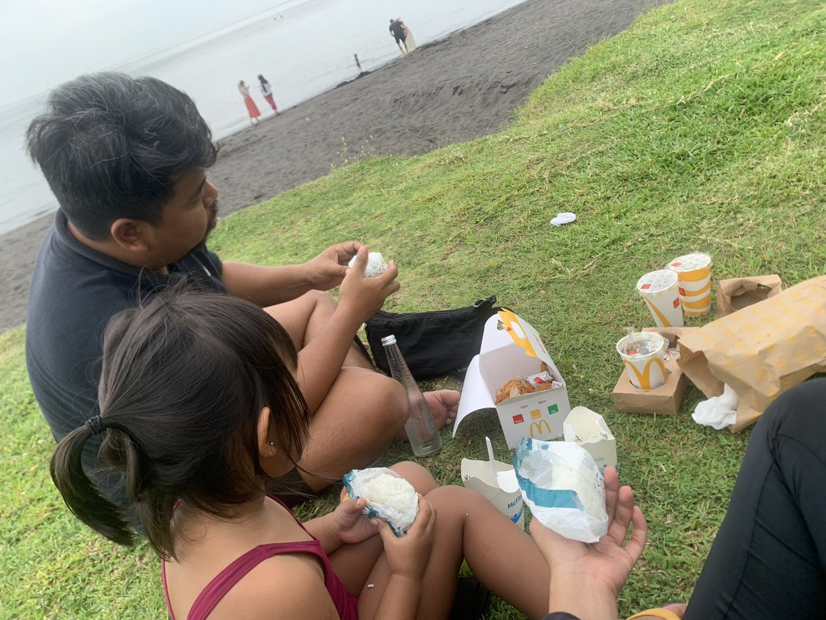 tasyaFP's tweet photo. buat kakak-kakak kalo kalian belum pada tau, ini namanya jadi nyamuk ya yang pacaran anak sama bapaknya🙏🏼 https://t.co/q2Fd7low7u