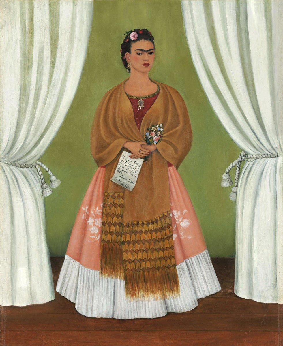 skzlatamproject's tweet photo. Recientemente Hyunjin habló de Frida Kahlo e Isamu Noguchi 

Frida Kahlo e Isamu Noguchi vivieron un romance breve pero muy intenso en la década de 1930. Se conocieron en México cuando Isamu trabajaba en el país y, aunque Frida estaba casada con Diego Rivera, ambos desarrollaron una conexión muy profunda. Compartían algo especial: los dos tenían identidades culturales mezcladas, una enorme sensibilidad artística y una forma muy personal de expresar sus emociones a través del arte.

Aunque no existe una obra famosa creada por ambos, sí hay registros de que Frida realizó un retrato de Isamu durante el tiempo que estuvieron juntos. Además, gran parte de su historia se conoce gracias a cartas, recuerdos y testimonios de personas cercanas. Románticos como Hyunjin…

Lo más interesante es que ambos exploraban en su arte temas de identidad y pertenencia. Frida fusionaba elementos de la cultura mexicana con sus experiencias personales, mientras que Isamu combinaba influencias japonesas y estadounidenses en sus esculturas. Esa búsqueda constante de quiénes eran y cómo expresarse fue uno de los puntos que los conectó.

Su relación terminó cuando Diego Rivera descubrió el romance, pero la admiración y el respeto entre ellos permanecieron con el paso de los años.

Quizás por eso Hyunjin encontró interesante esta historia. Más que un romance, es el encuentro entre dos artistas que se comprendieron profundamente y que transformaron sus emociones, experiencias e identidad en arte