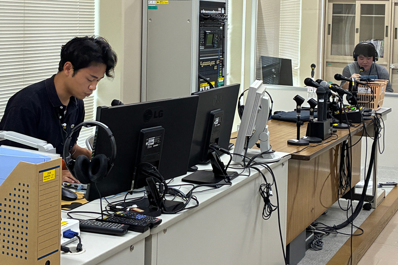 TUFS_PR's tweet photo. 【TOPIC】5月21日に大学院日英通訳・翻訳実践プログラムの大学院生と「通訳・翻訳論1」クラスの学部生との合同授業で同時通訳実習を行いました。今回は、博士前期課程の2年生がキャンパスツアー形式で大学院を紹介し、その内容を同時通訳するという実践的な形式で行われました。通訳実習を行った大学院生の実習レポートと、同時通訳を聞く体験をした学部生の中から2人の感想を紹介します！
https://t.co/W0rz9y2nh0