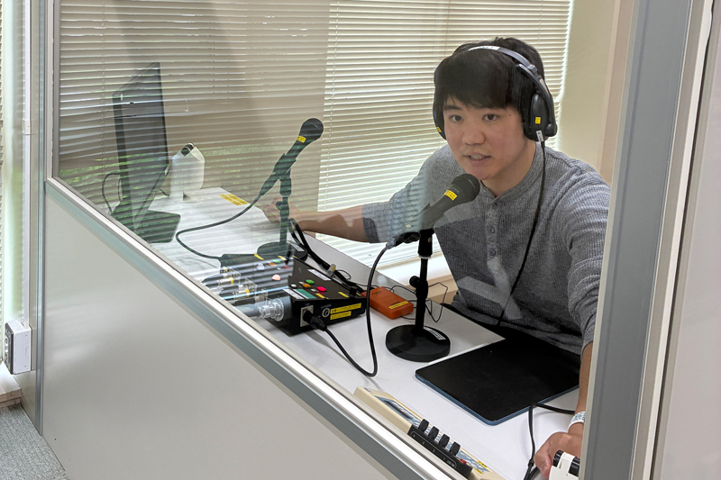 TUFS_PR's tweet photo. 【TOPIC】5月21日に大学院日英通訳・翻訳実践プログラムの大学院生と「通訳・翻訳論1」クラスの学部生との合同授業で同時通訳実習を行いました。今回は、博士前期課程の2年生がキャンパスツアー形式で大学院を紹介し、その内容を同時通訳するという実践的な形式で行われました。通訳実習を行った大学院生の実習レポートと、同時通訳を聞く体験をした学部生の中から2人の感想を紹介します！
https://t.co/W0rz9y2nh0