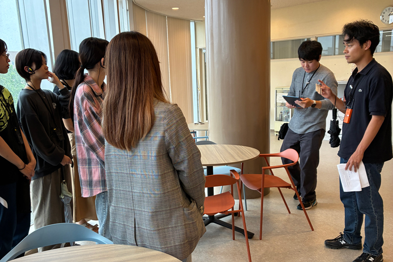 TUFS_PR's tweet photo. 【TOPIC】5月21日に大学院日英通訳・翻訳実践プログラムの大学院生と「通訳・翻訳論1」クラスの学部生との合同授業で同時通訳実習を行いました。今回は、博士前期課程の2年生がキャンパスツアー形式で大学院を紹介し、その内容を同時通訳するという実践的な形式で行われました。通訳実習を行った大学院生の実習レポートと、同時通訳を聞く体験をした学部生の中から2人の感想を紹介します！
https://t.co/W0rz9y2nh0