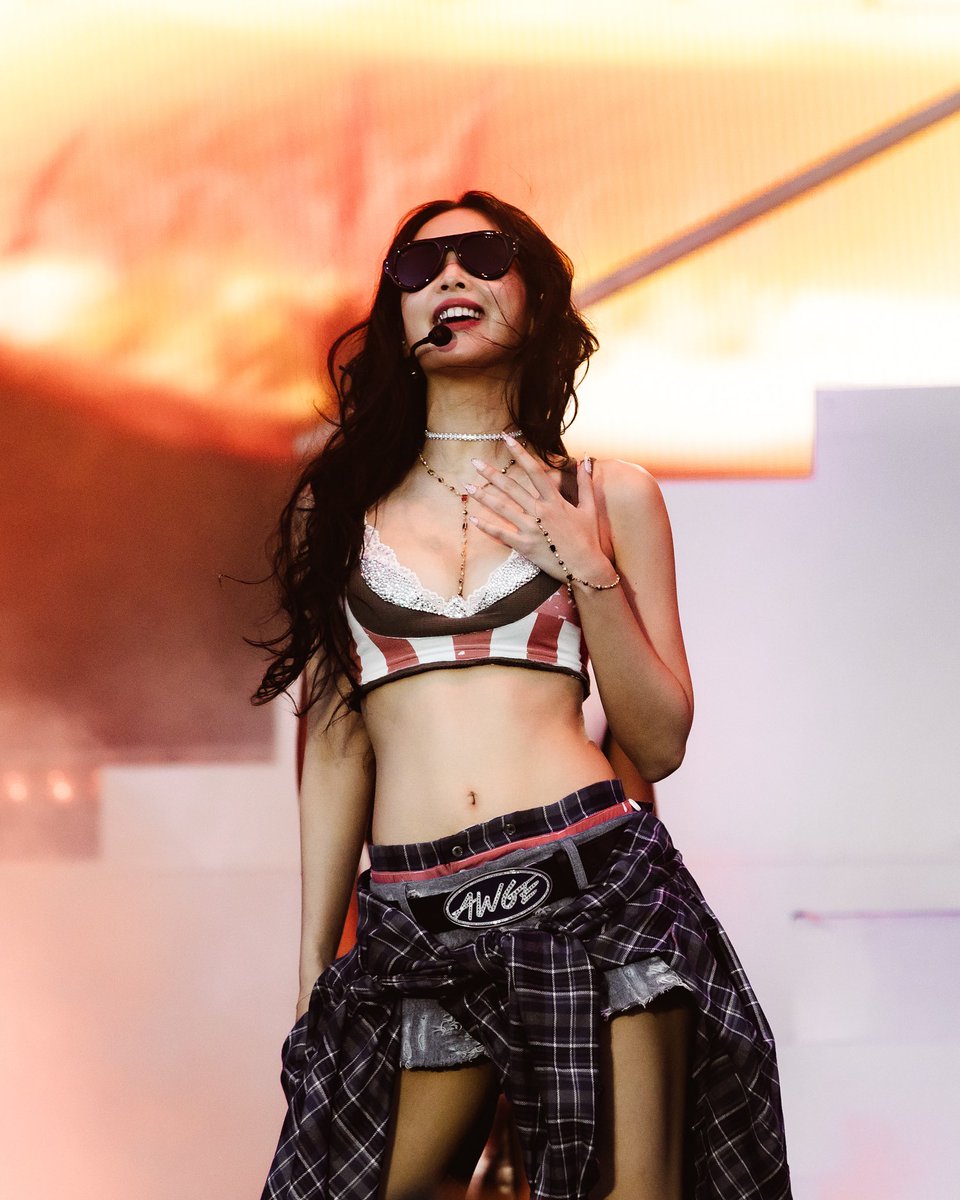 jennienology's tweet photo. เจนนี่ได้คัสตอมจากแบรนด์ AWGE เลยอ่ะเป็นแบรนด์ของ Asap Rocky แถมเจ้แซมยังได้ร่วมทำงานกับสไตลิสต์ของร้อคกี้อีกด้วย (ฮืออออ แล้วเจนนี่กับร้อคกี่คืออยู่แบรนด์เดียวกันด้วยนะทั้ง Chanel และ rayban) https://t.co/0egDTj8ndN