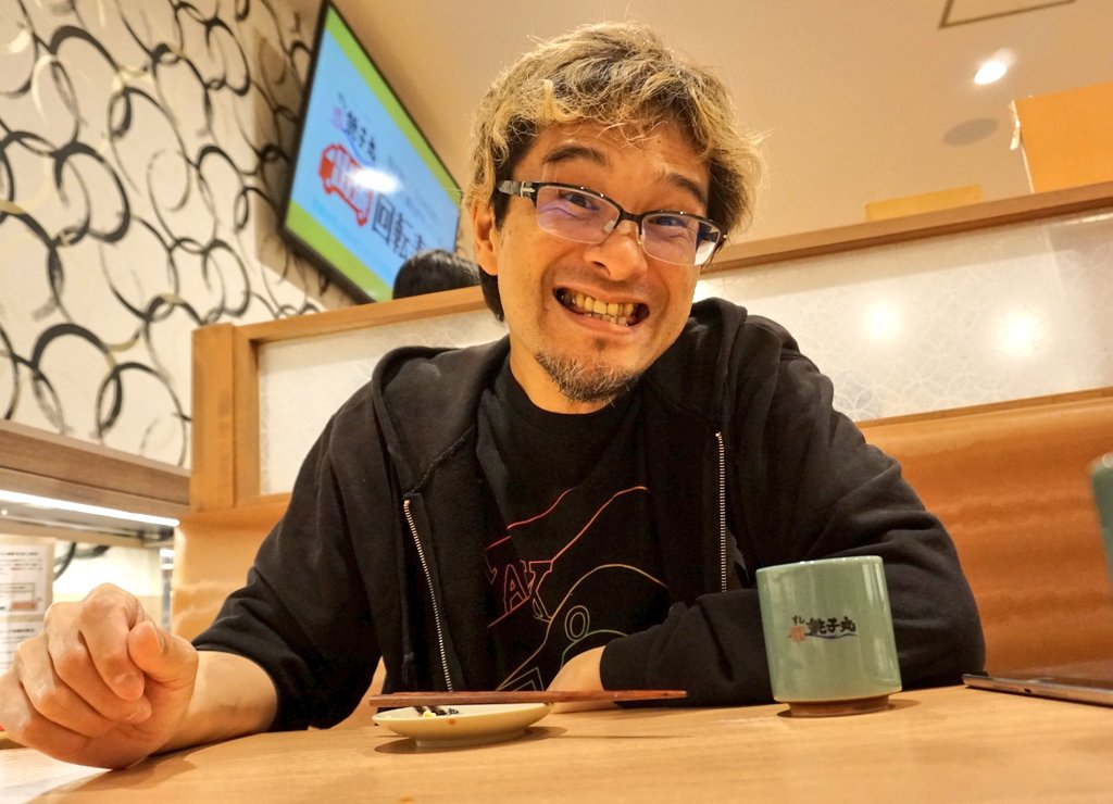 murahiro2010's tweet photo. 先日の外食時に
息子にカメラを向けられて
はしゃぐ父親
本日、50歳最終日です。
生き抜きます！！ https://t.co/rSWHMsmixK